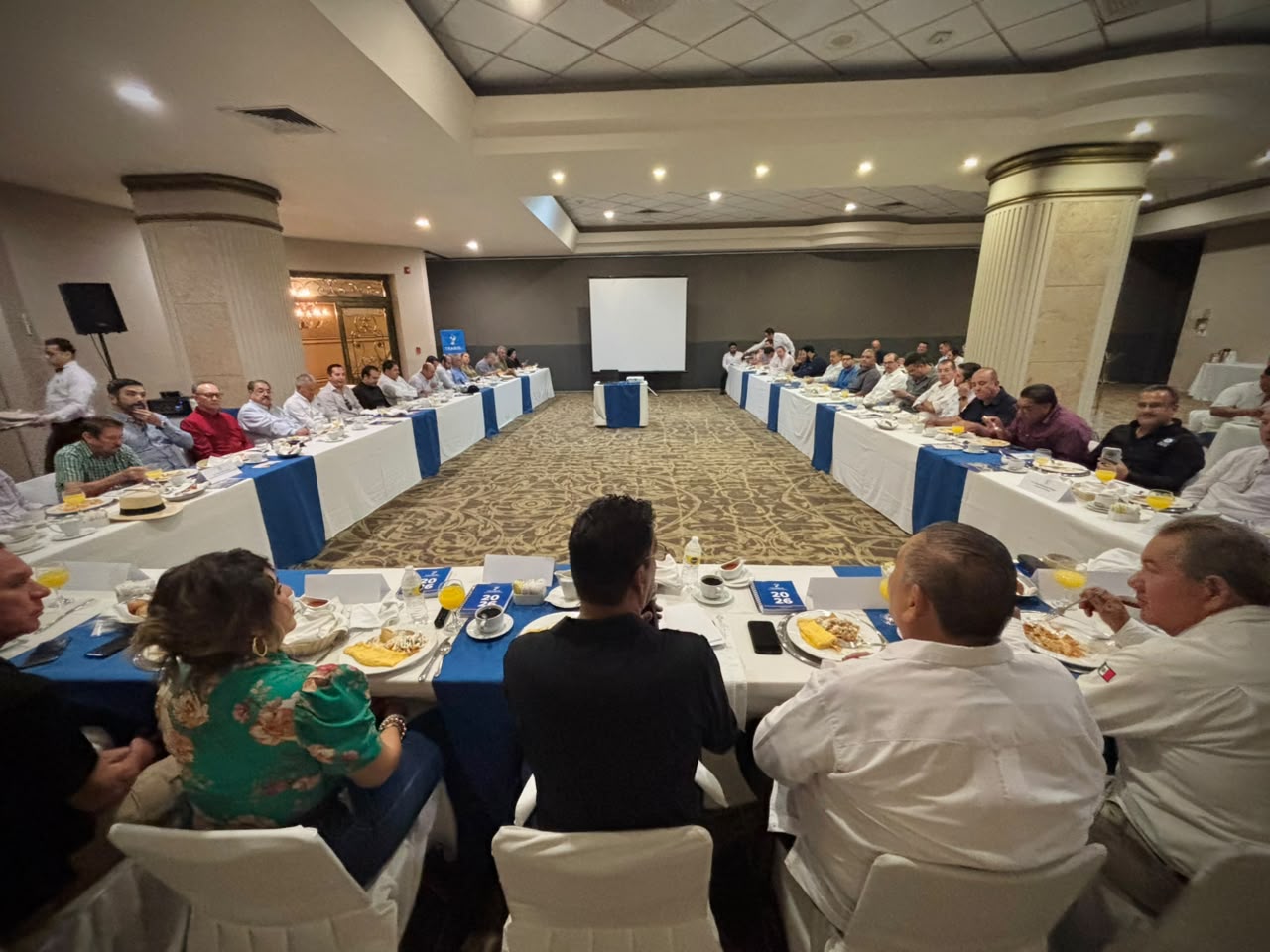 Obras Públicas se reúne con integrantes de la AMIC en Culiacán