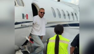 Ahome le da la bienvenida a Ricky Martin; arriba en su avión privado a Los Mochis, Sinaloa
