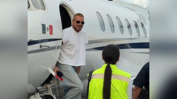 Ahome le da la bienvenida a Ricky Martin; arriba en su avión privado a Los Mochis, Sinaloa