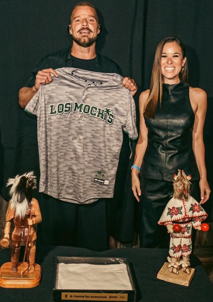 Ricky Martin con Mireya Sosa, titular de Turismo de Sinaloa