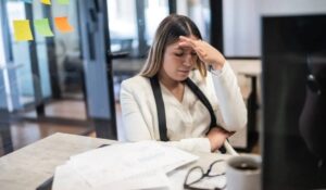 Tráfico, estrés y largas jornadas: los desafíos para la salud mental de los trabajadores en México