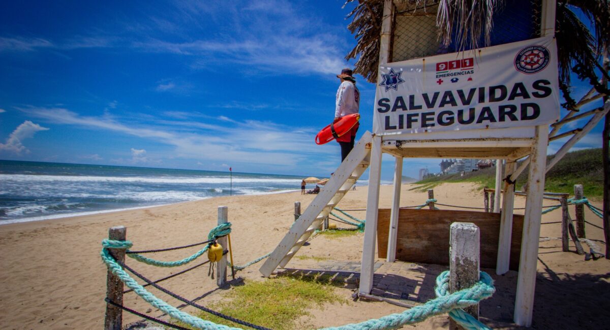 Oleaje y corrientes de resaca ponen en riesgo a cinco turistas en playas de Mazatlán, Sinaloa