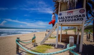 Oleaje y corrientes de resaca ponen en riesgo a cinco turistas en playas de Mazatlán, Sinaloa