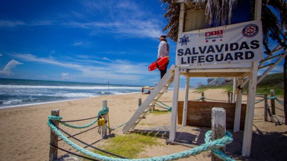 Oleaje y corrientes de resaca ponen en riesgo a cinco turistas en playas de Mazatlán, Sinaloa