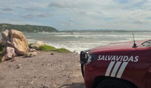 Rescatan a cinco turistas de Guadalajara atrapados por corrientes marinas en Playa Sábalo 1, Mazatlán