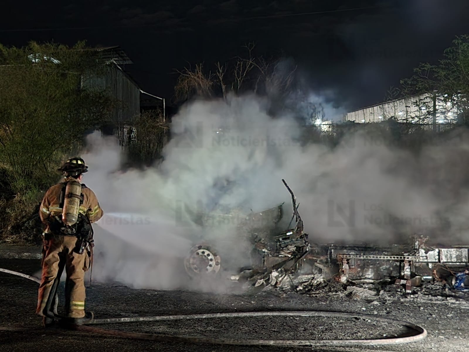Se incendia cabina de tráiler en San Román, Culiacán