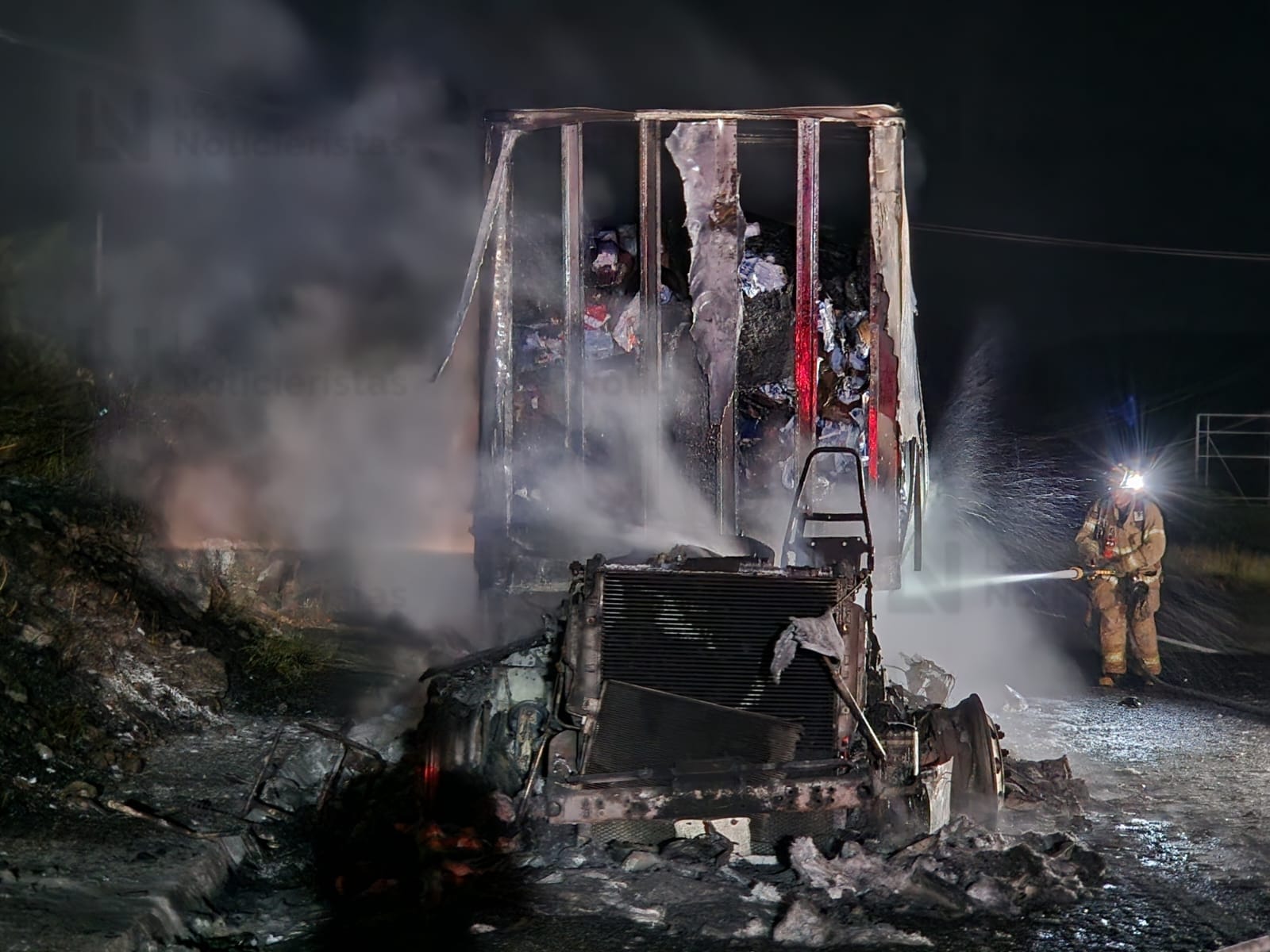 Se incendia cabina de tráiler en San Román, Culiacán