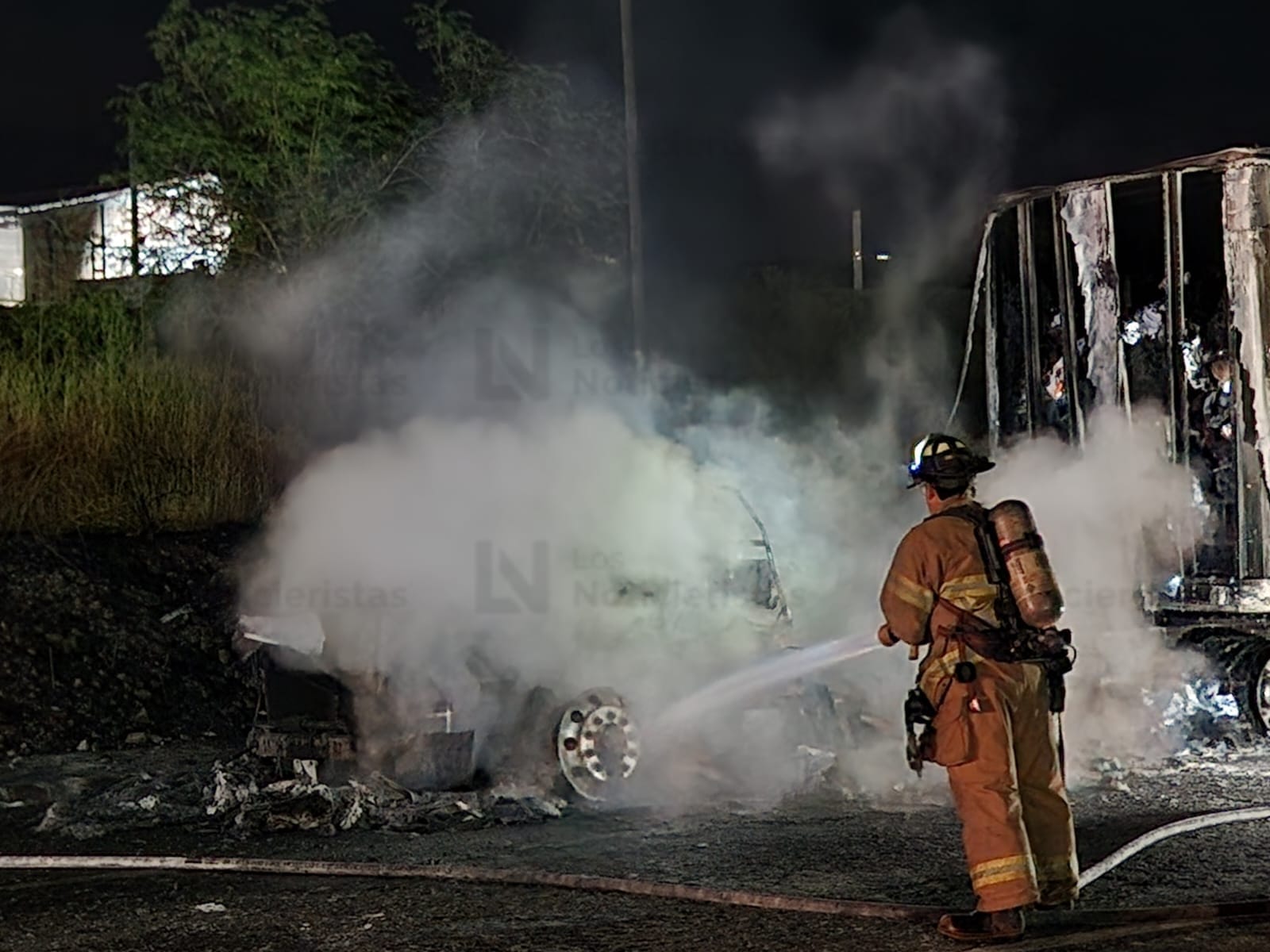 Se incendia cabina de tráiler en San Román, Culiacán