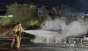 Se incendia cabina de tráiler tras falla mecánica cerca de San Román, al sur de Culiacán, Sinaloa