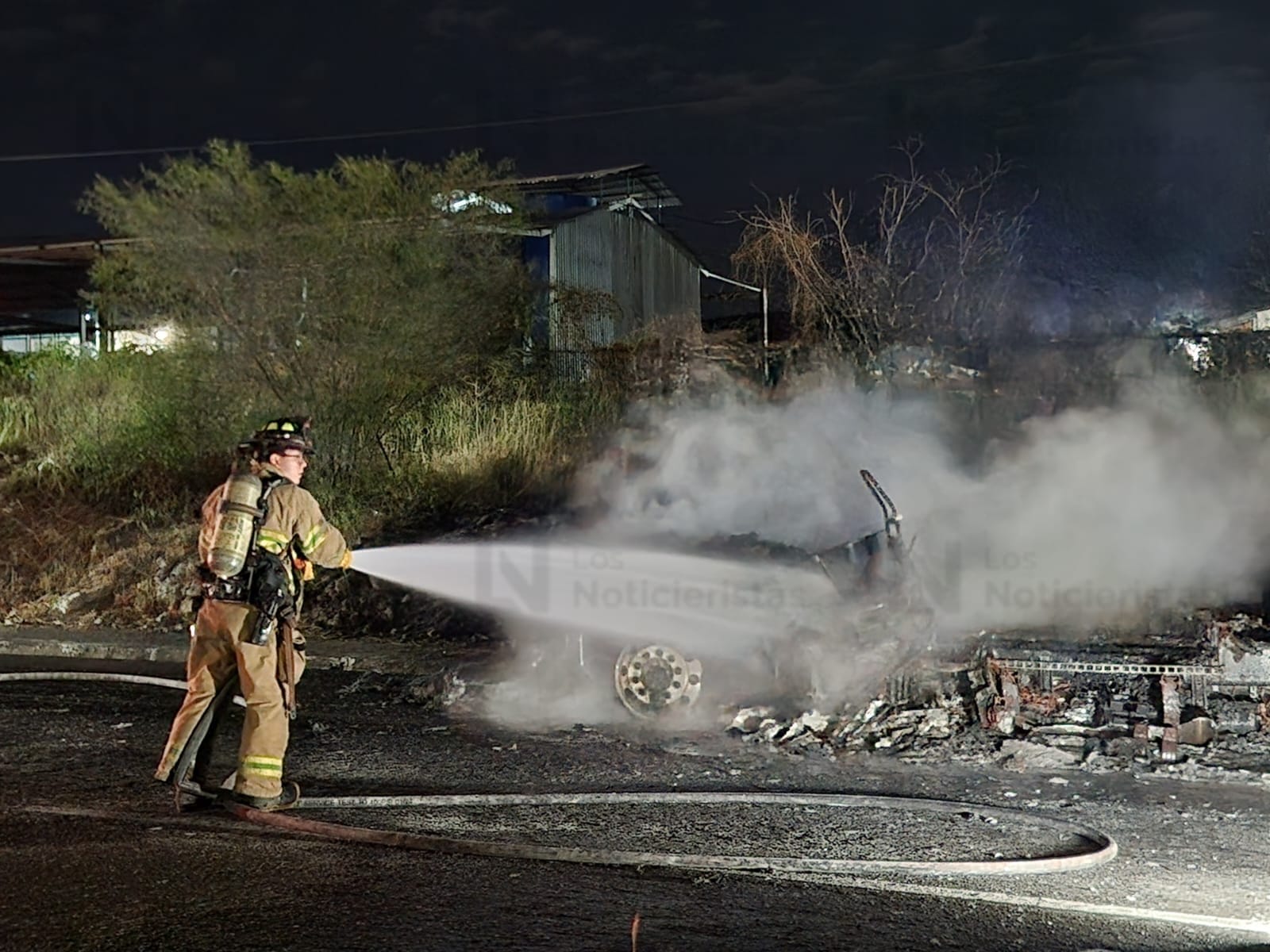 Se incendia cabina de tráiler en San Román, Culiacán