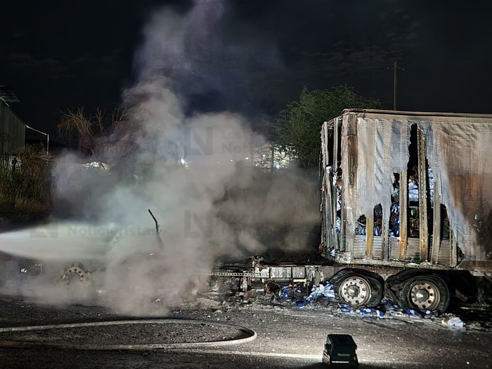 Se incendia cabina de tráiler en San Román, Culiacán