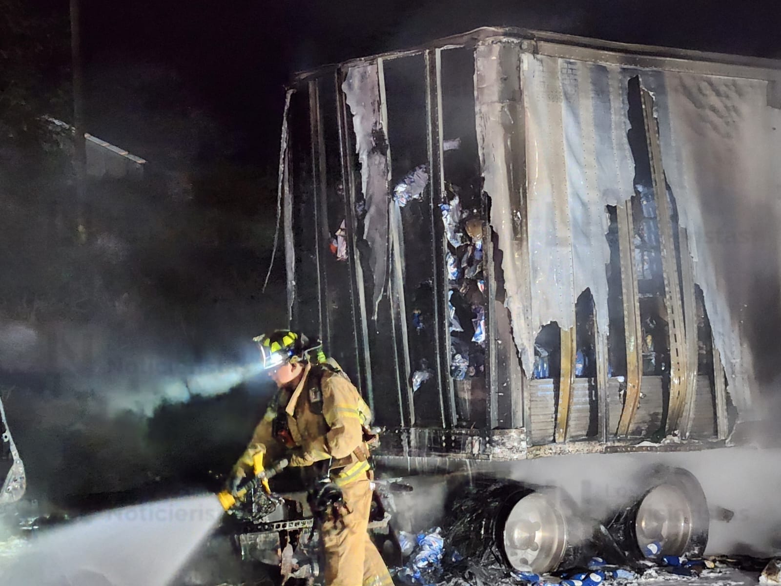 Se incendia cabina de tráiler en San Román, Culiacán