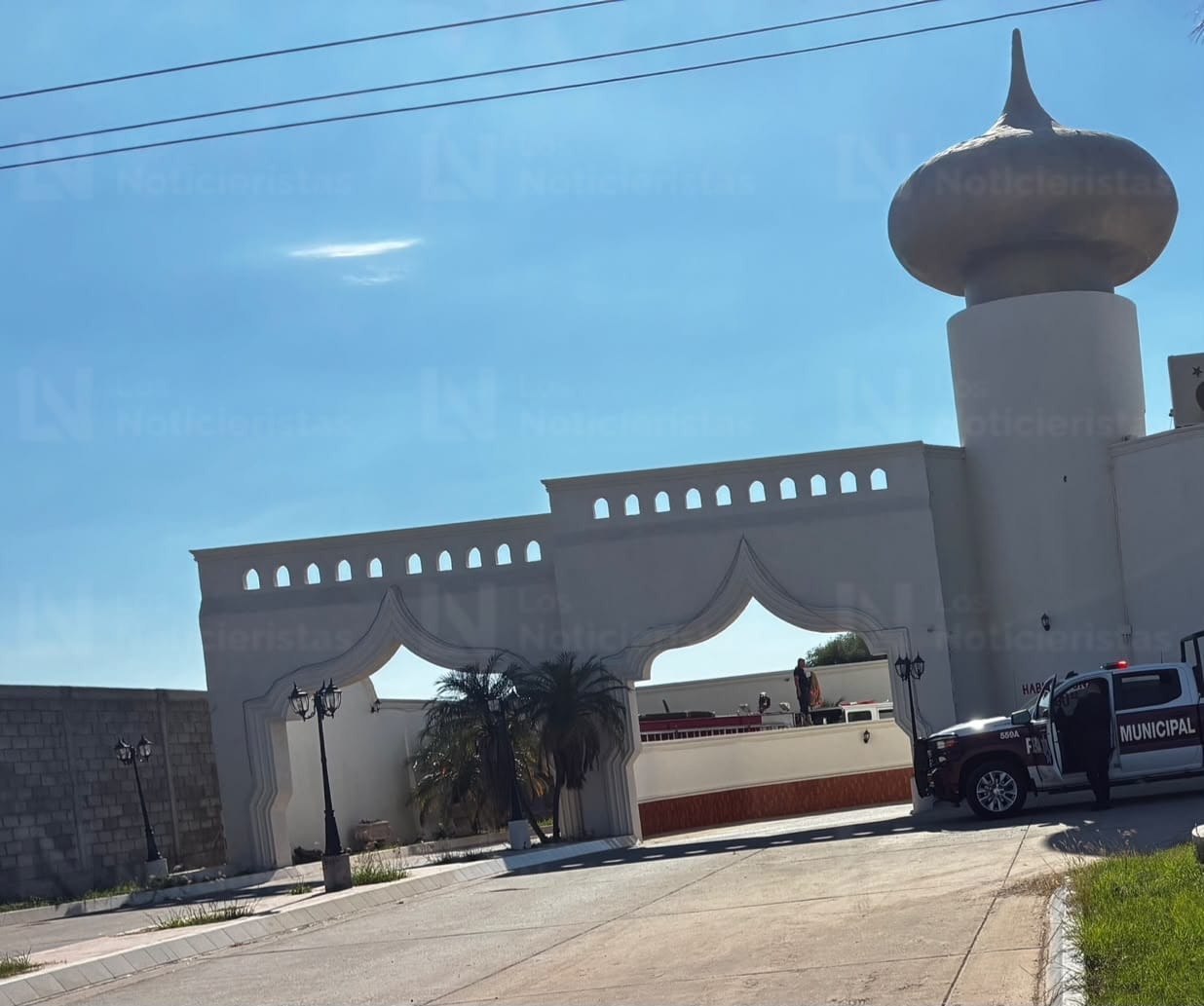Se incendia camioneta en el interior de un motel de la ciudad de Los Mochis