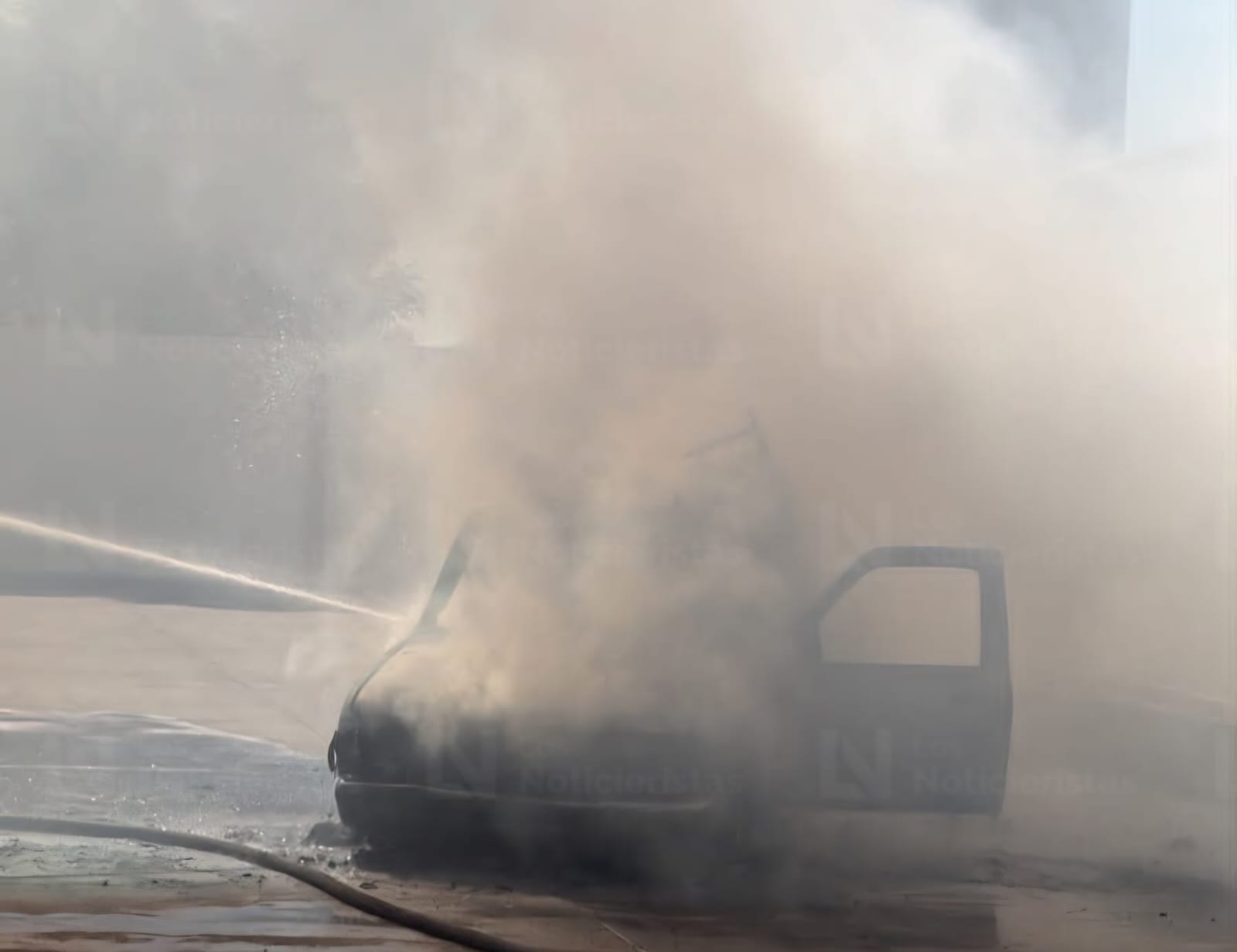 Se incendia camioneta en el interior de un motel de la ciudad de Los Mochis