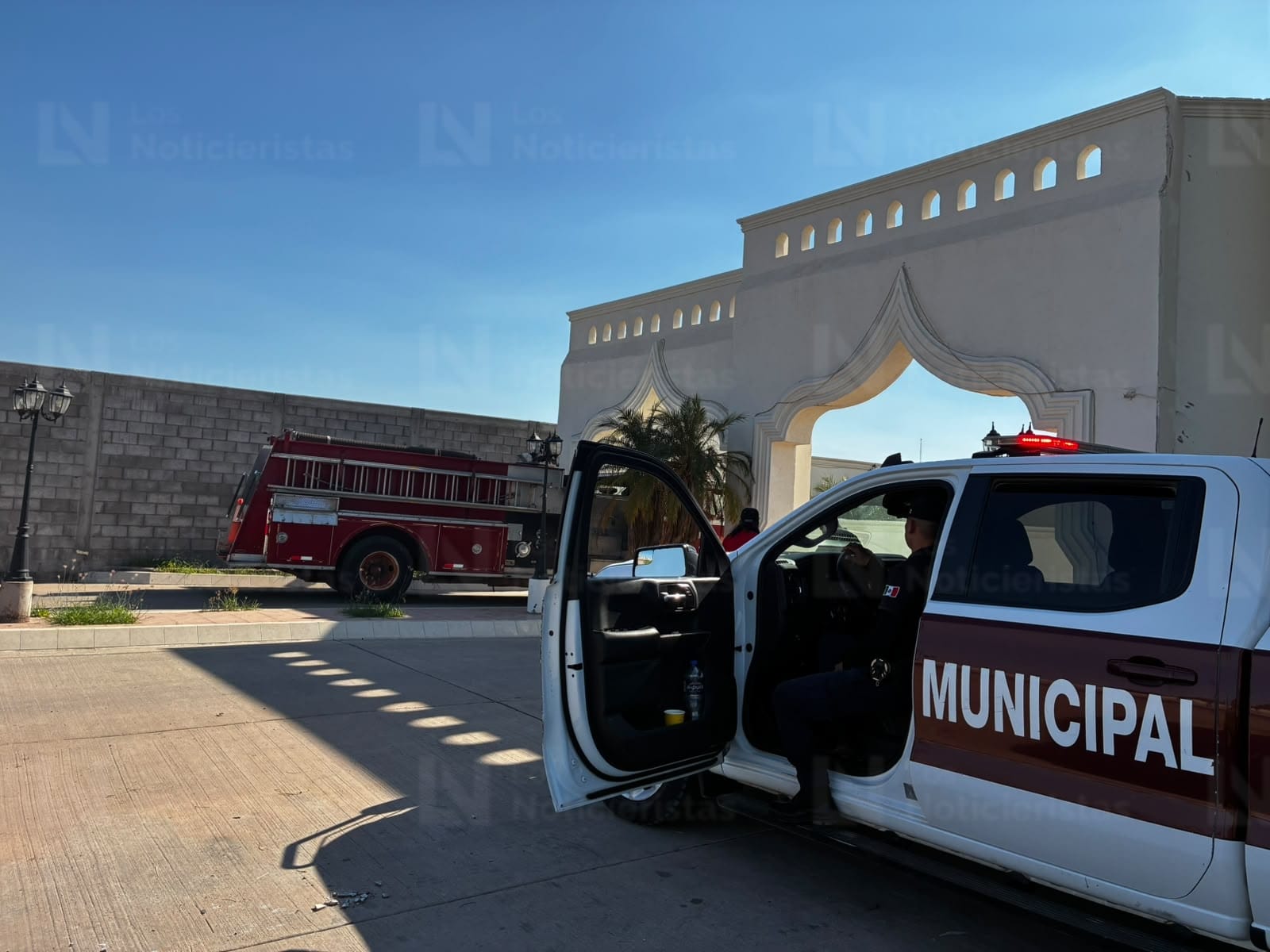 Se incendia camioneta en el interior de un motel de la ciudad de Los Mochis
