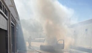 Se incendia camioneta en el interior de un motel de la ciudad de Los Mochis, Sinaloa