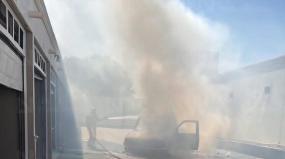 Se incendia camioneta en el interior de un motel de la ciudad de Los Mochis, Sinaloa