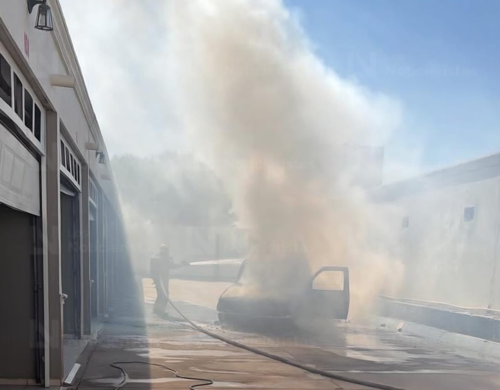 Se incendia camioneta en el interior de un motel de la ciudad de Los Mochis