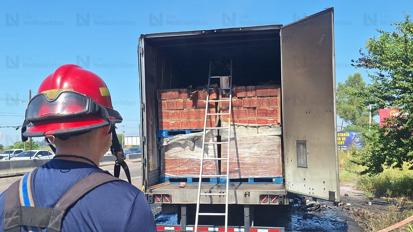 Se incendia caja de tráiler en el Campo El Diez de Culiacán; no hay heridos