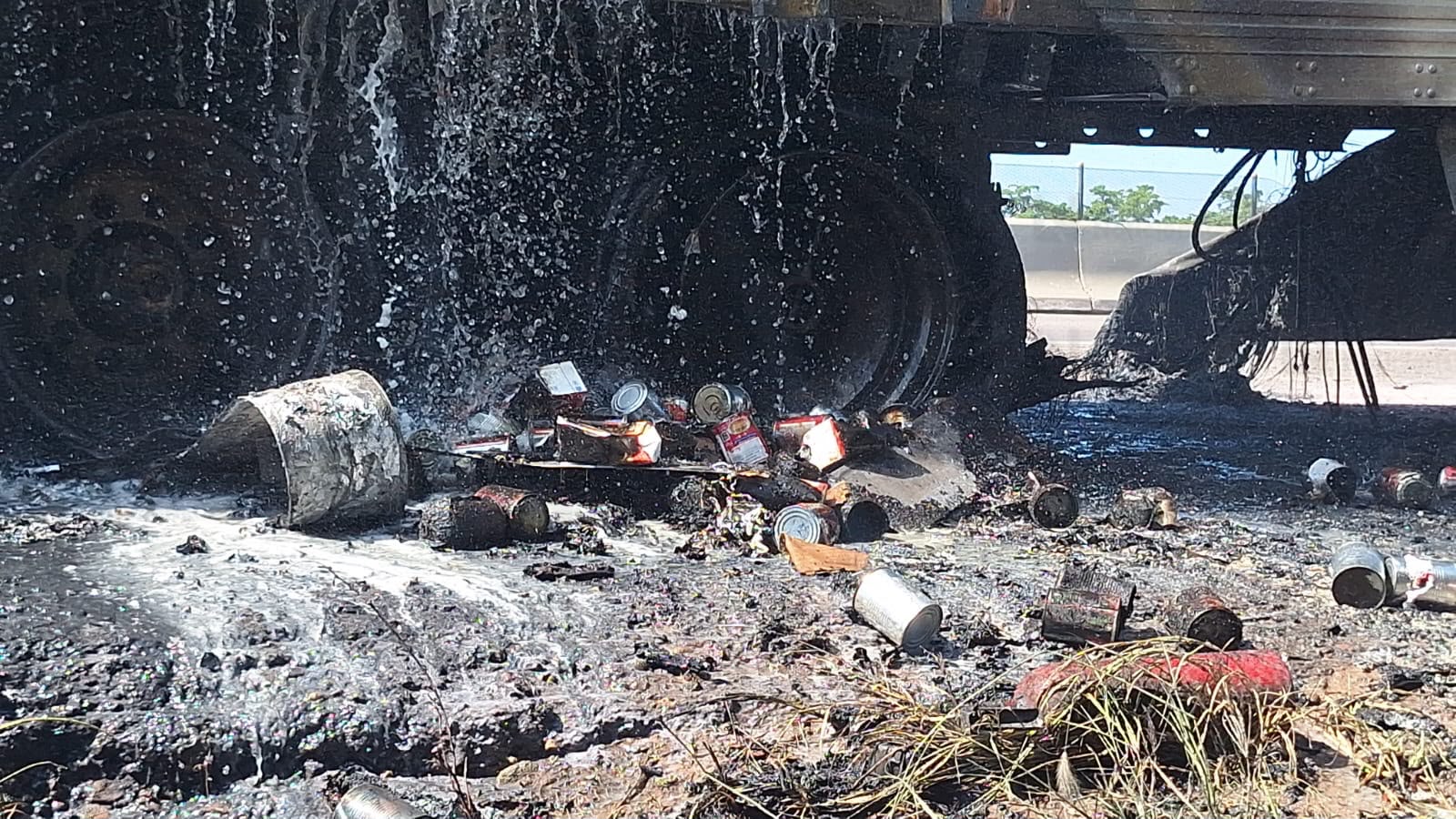 Se incendia caja de tráiler en el Campo El Diez de Culiacán; no hay heridos