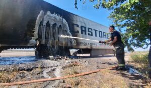 Se incendia caja de tráiler en el Campo El Diez de Culiacán; no hay heridos