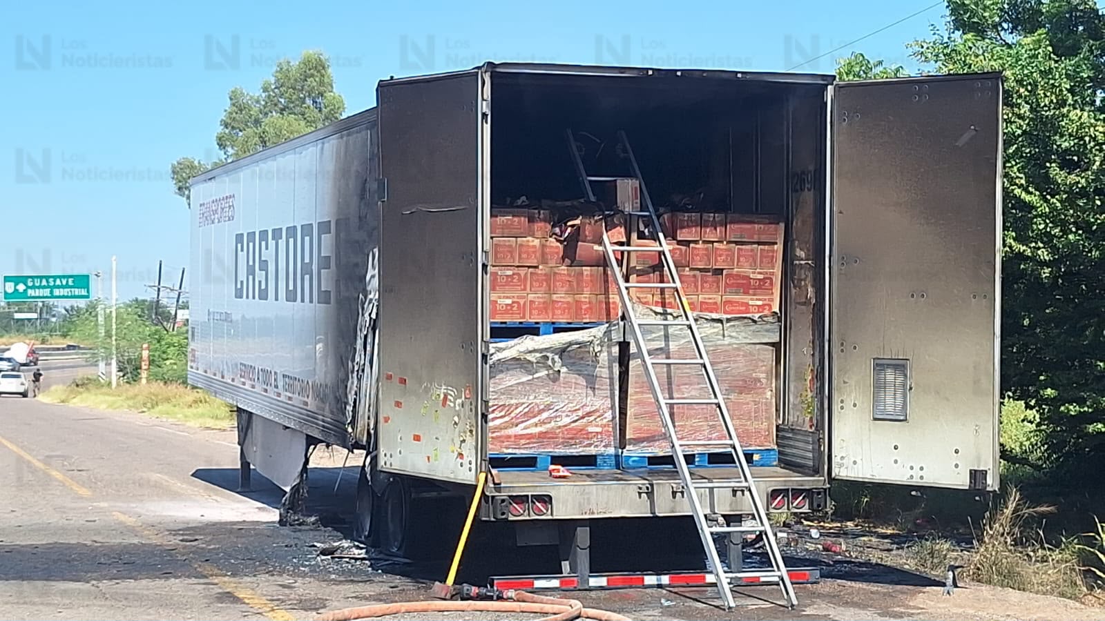 Se incendia caja de tráiler en el Campo El Diez de Culiacán; no hay heridos