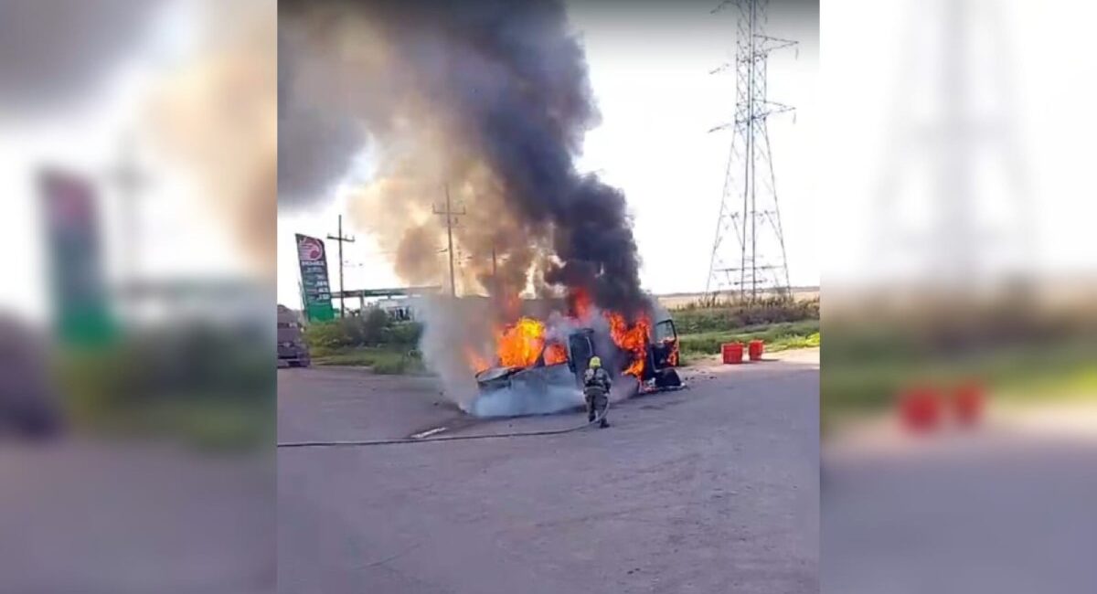 Voraz incendio arrasa con una vagoneta en el Ejido Mochis, Ahome, Sinaloa