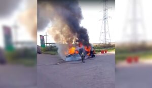 Voraz incendio arrasa con una vagoneta en el Ejido Mochis, Ahome, Sinaloa