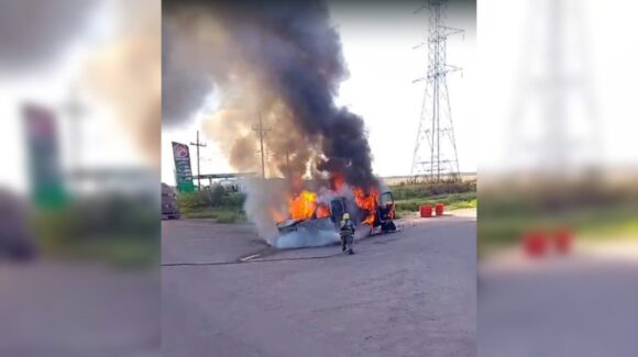 Voraz incendio arrasa con una vagoneta en el Ejido Mochis, Ahome, Sinaloa