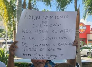 Vecinos se manifiestan en el Ayuntamiento de Culiacán y exigen mejores servicios
