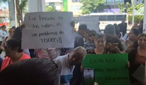 “Costa Rica está olvidada”: vecinos se manifiestan en el Ayuntamiento de Culiacán y exigen mejores servicios y calles dignas
