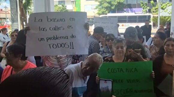 “Costa Rica está olvidada”: vecinos se manifiestan en el Ayuntamiento de Culiacán y exigen mejores servicios y calles dignas