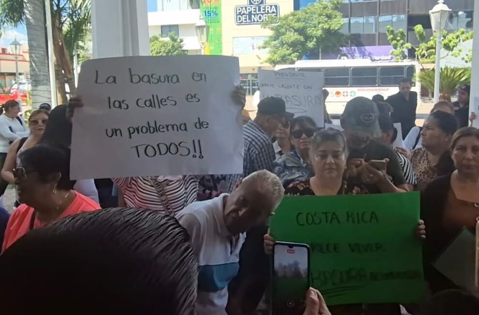 “Costa Rica está olvidada”: vecinos se manifiestan en el Ayuntamiento de Culiacán y exigen mejores servicios y calles dignas