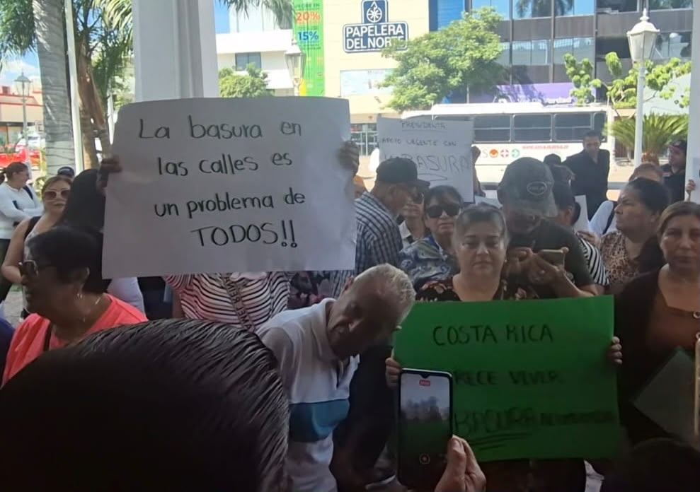 Vecinos se manifiestan en el Ayuntamiento de Culiacán y exigen mejores servicios