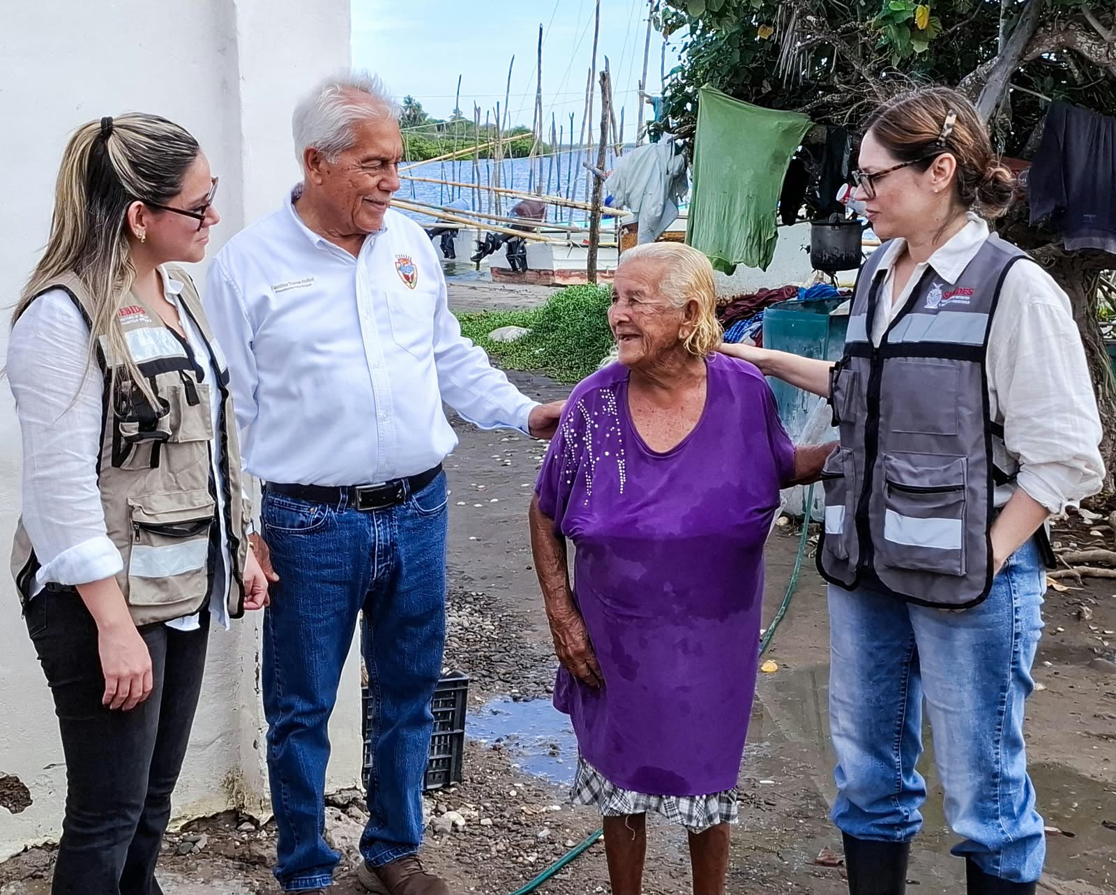 Sebides entrega apoyos a comunidades de Eldorado tras inundaciones por Polo