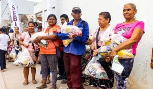 Sebides entrega casi 900 despensas a comunidades indígenas en los municipios de Juan José Ríos y Navolato, Sinaloa