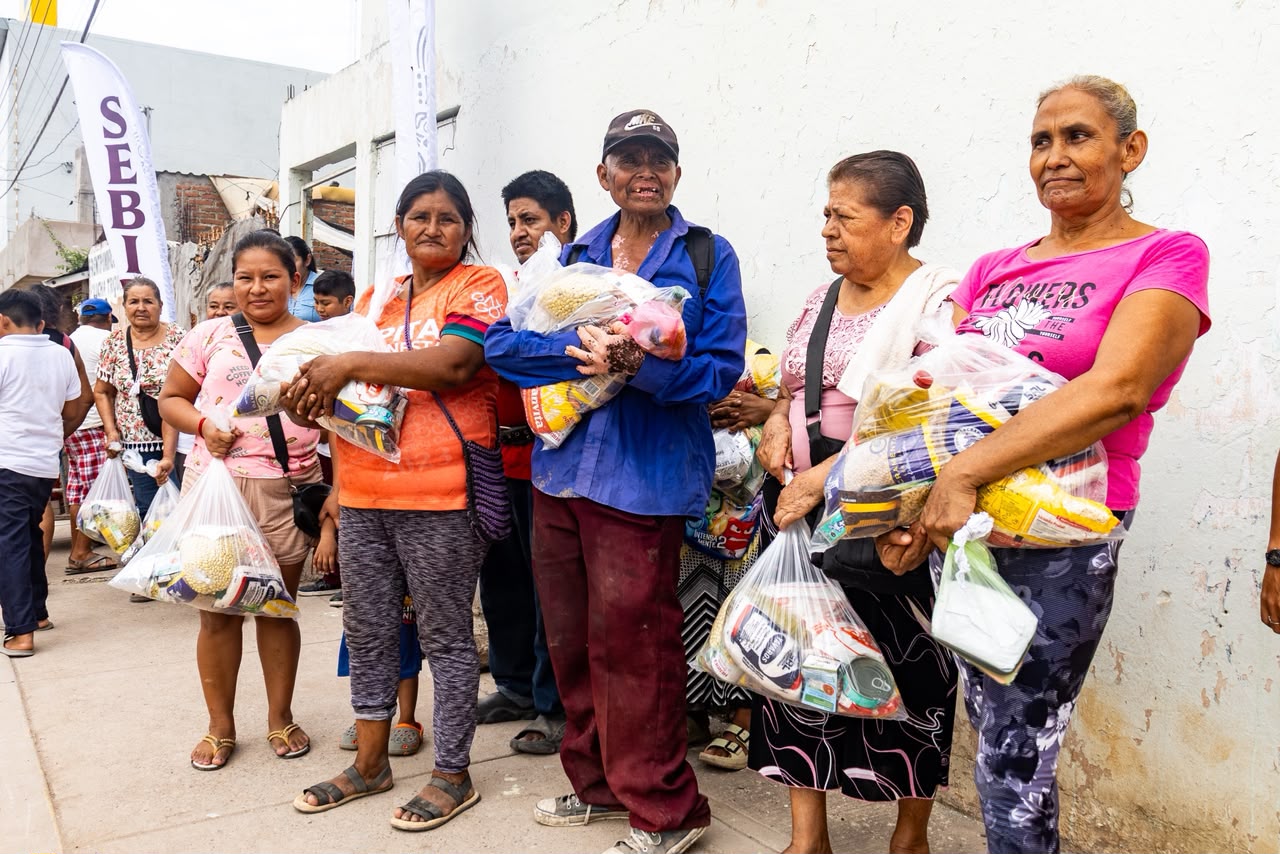 Sebides entrega despensas a familias