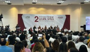 ¡Aplausómetro rumbo al 2027! Morena mide apoyos entre porras, abrazos y selfies en Segundo Informe Legislativo en Mazatlán