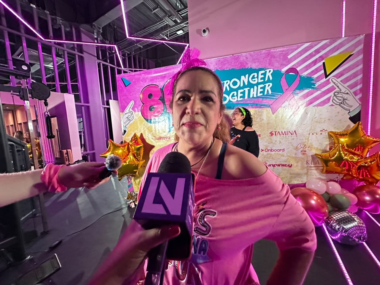 Mujeres se unen contra el cáncer en iniciativa 80's Stronger Together, en Mazatlán