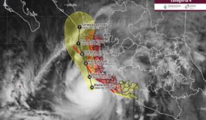 Simón se ubica muy cerca de las costas de Jalisco y Colima, mientras Rachel provoca inundaciones en Baja California