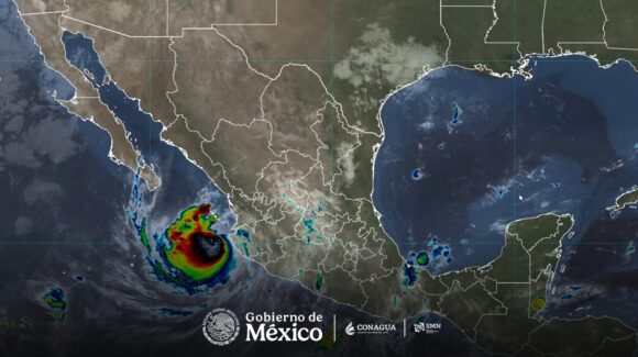 Huracán Simón ya es categoría 2; se ubica al sur de Mazatlán e impactaría Sinaloa el miércoles