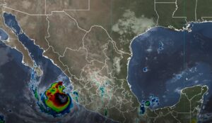 Huracán Simón ya es categoría 2; se ubica al sur de Mazatlán e impactaría Sinaloa el miércoles