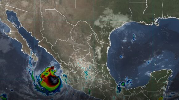 Huracán Simón ya es categoría 2; se ubica al sur de Mazatlán e impactaría Sinaloa el miércoles