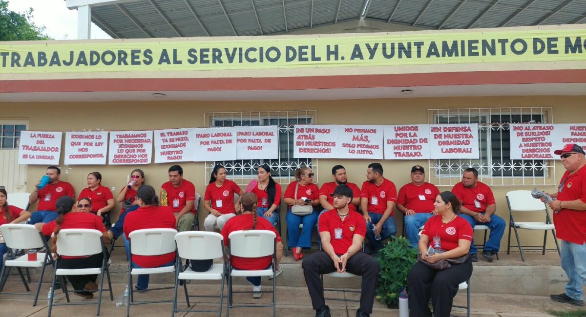 Sindicato del Ayuntamiento de Mocorito para labores por falta de pago de quincena; mientras que Guerreros Azules mantienen tomado el Ayuntamiento