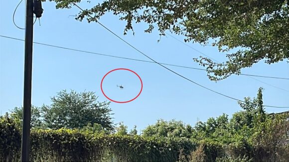 Sobrevuela helicóptero de la Marina a baja altura en la zona poniente de Guasave, Sinaloa