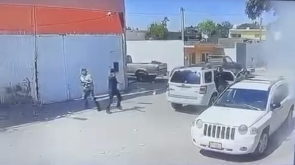 Cámara de seguridad muestra cómo sujetos armados balean una vivienda en Rincón de Urías, en Mazatlán, Sinaloa