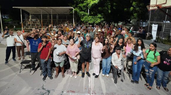 Tere Guerra plantea fortalecer espacios de convivencia en el fraccionamiento Paraíso, en Culiacán, Sinaloa
