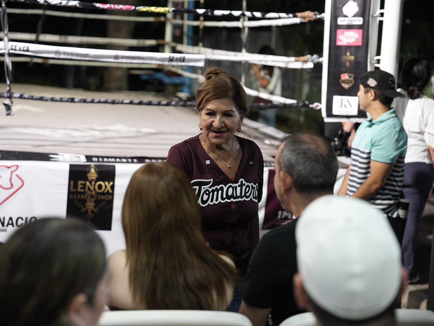 Tere Guerra en exhibición de boxeo en Diamante Ring
