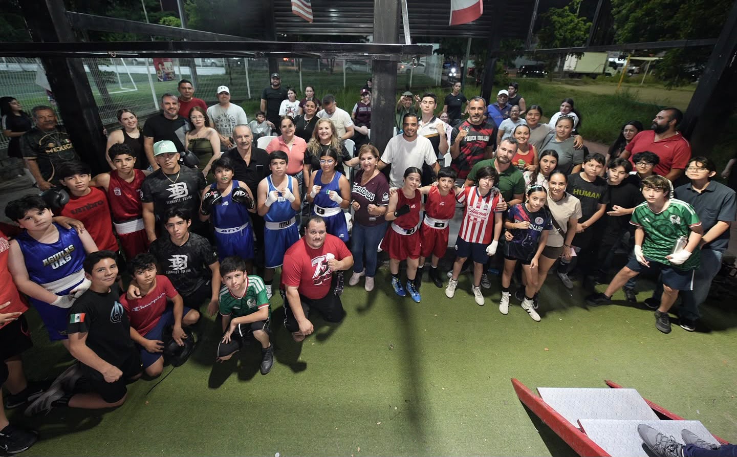 Tere Guerra en exhibición de boxeo en Diamante Ring