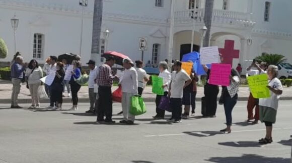 Tianguistas protestan en Ayuntamiento de Culiacán; exigen apoyos pendientes de 5 mil pesos